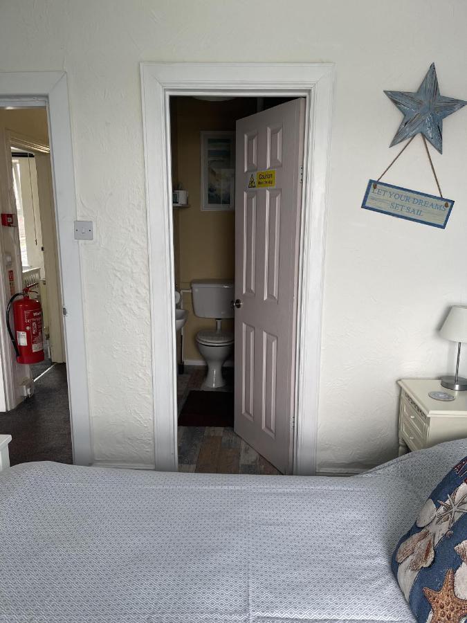 Henrys On The Prom Bed and Breakfast Great Yarmouth Exteriör bild
