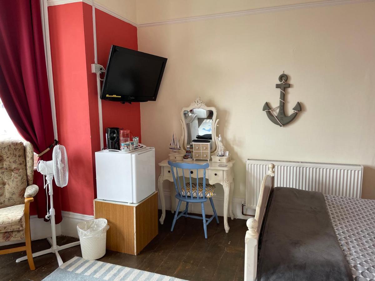 Henrys On The Prom Bed and Breakfast Great Yarmouth Exteriör bild