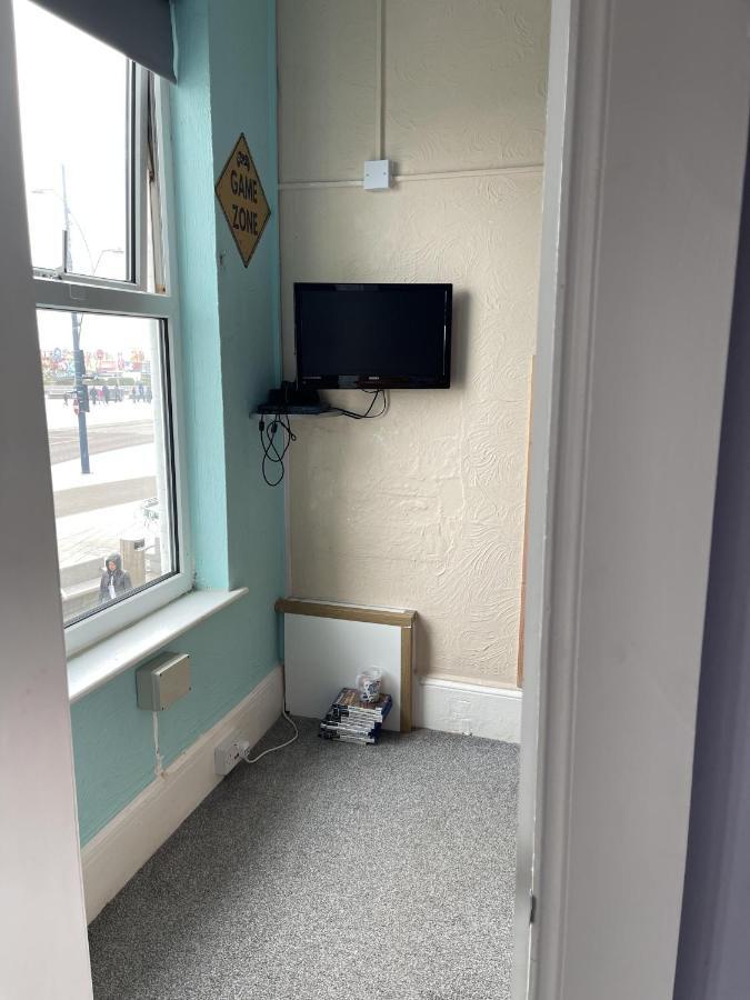 Henrys On The Prom Bed and Breakfast Great Yarmouth Exteriör bild