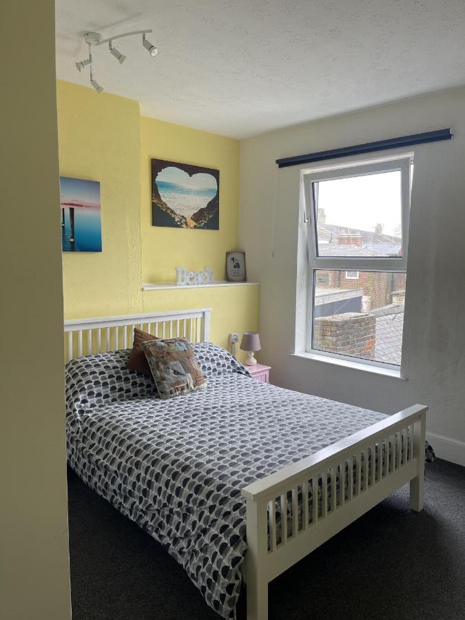 Henrys On The Prom Bed and Breakfast Great Yarmouth Exteriör bild