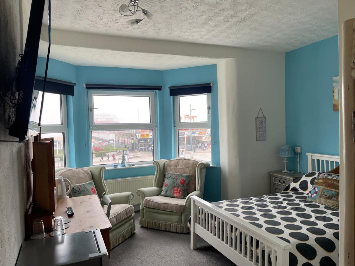 Henrys On The Prom Bed and Breakfast Great Yarmouth Exteriör bild