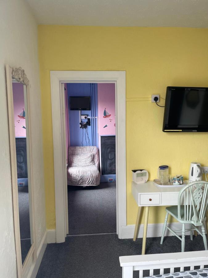 Henrys On The Prom Bed and Breakfast Great Yarmouth Exteriör bild